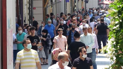 İ­s­t­i­k­l­a­l­ ­C­a­d­d­e­s­i­­n­d­e­ ­d­i­k­k­a­t­ ­ç­e­k­e­n­ ­k­a­l­a­b­a­l­ı­k­